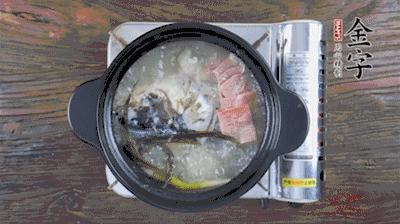 放豆腐、海鮮菇繼續(xù)中小火煮5分鐘。