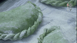 【制作】2.蒸架上墊浸濕的屜布，再放上清明果，大火蒸10~15分鐘，完成，出鍋啦！