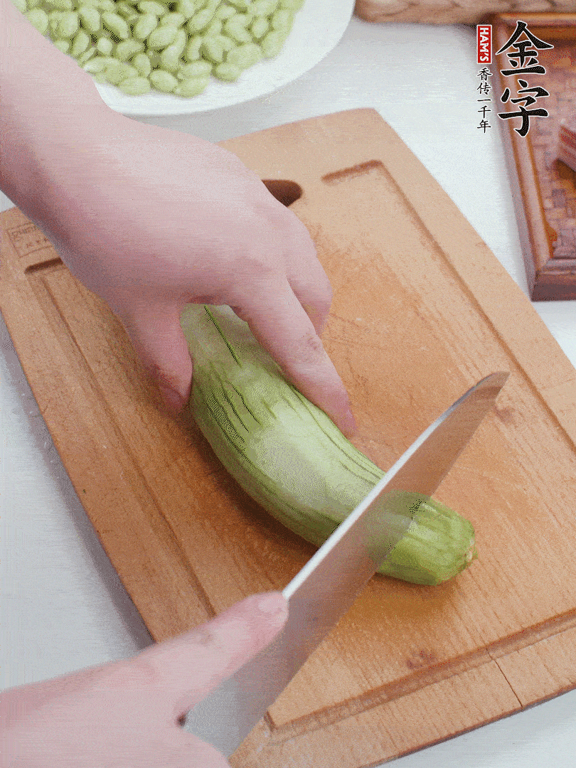 絲瓜去掉外皮，去掉兩端，切成滾刀塊。