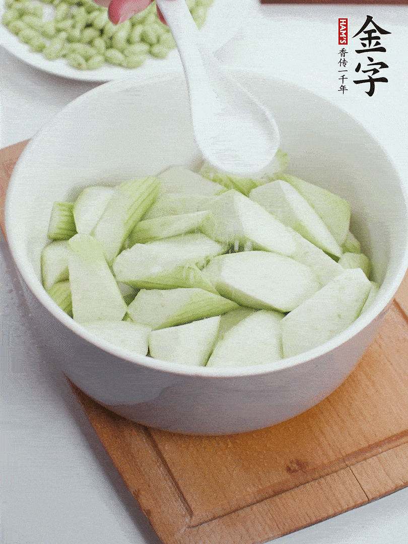 水中加1勺鹽浸泡，防止變黑。