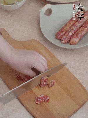 香腸切片。（圓片一點，不用很斜）