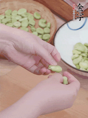 蠶豆剝殼，去掉豆衣，切碎。