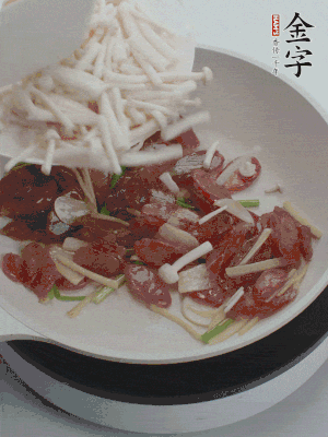 放白玉菇、青紅辣椒、雞蛋。