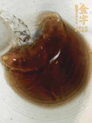 黃酒中加清水、蒸魚豉油、白砂糖混合均勻。