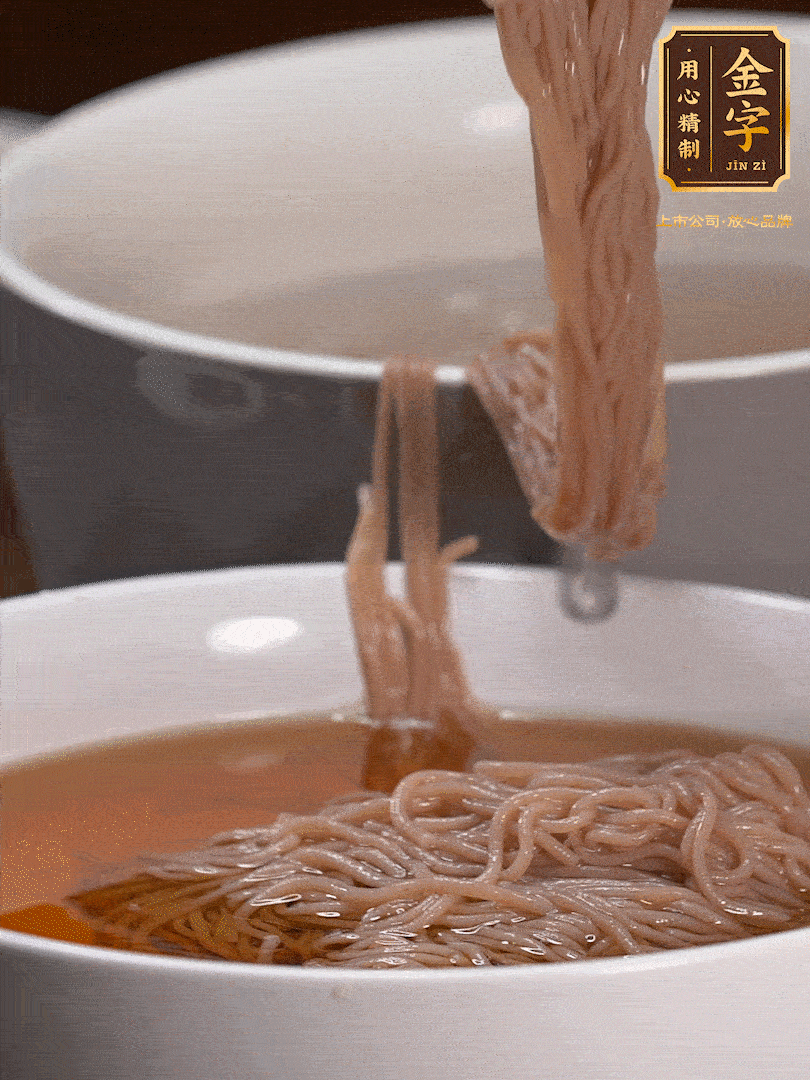 蘋果醋，一點(diǎn)鹽、糖、醬油，兌入涼白開水調(diào)成簡(jiǎn)易冷面湯，放水箱冷藏