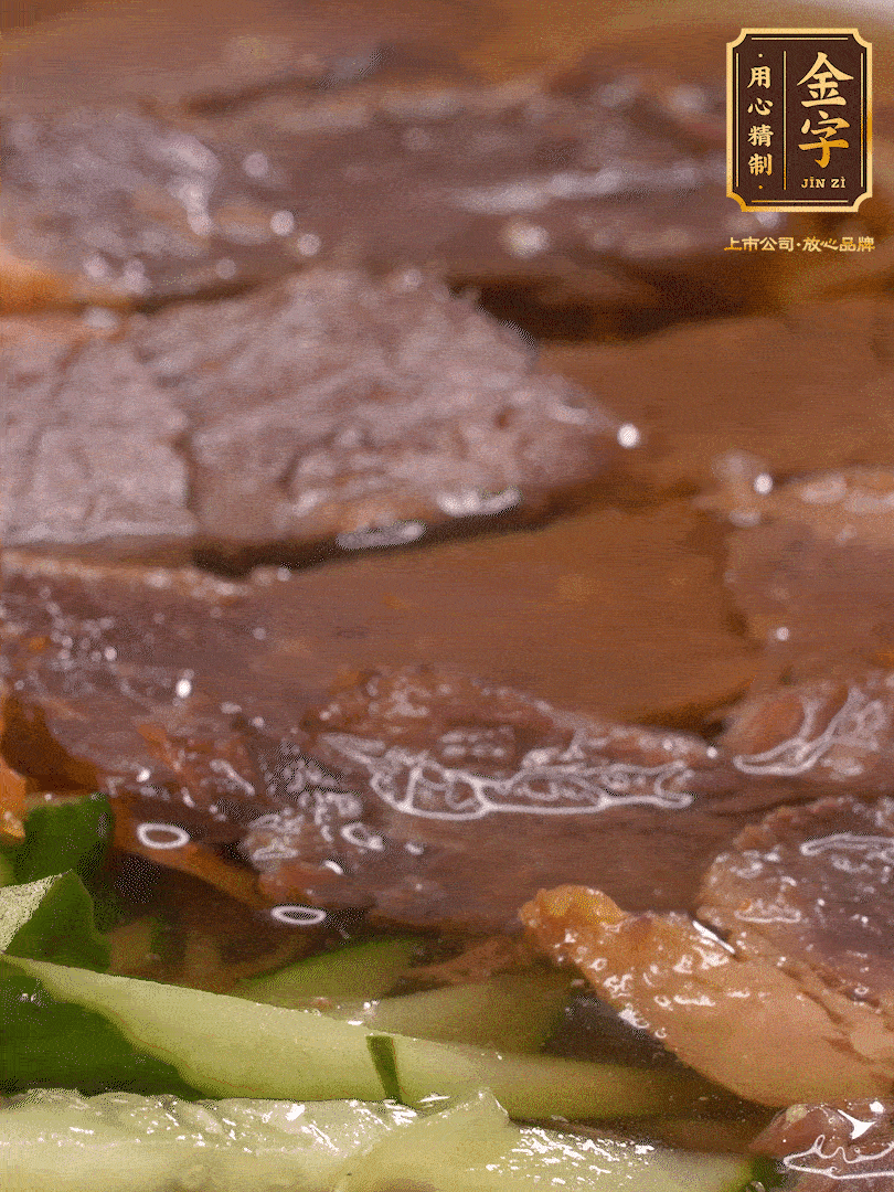 養(yǎng)麥冷面，涼水中清洗浸泡5分鐘，沸水中煮3分鐘，涼水漂洗沖涼